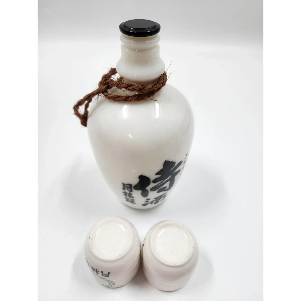 Gekkeikan Japanese Sake Set Ceramic Samurai Decanter Bottle 720ml and 2 Cups